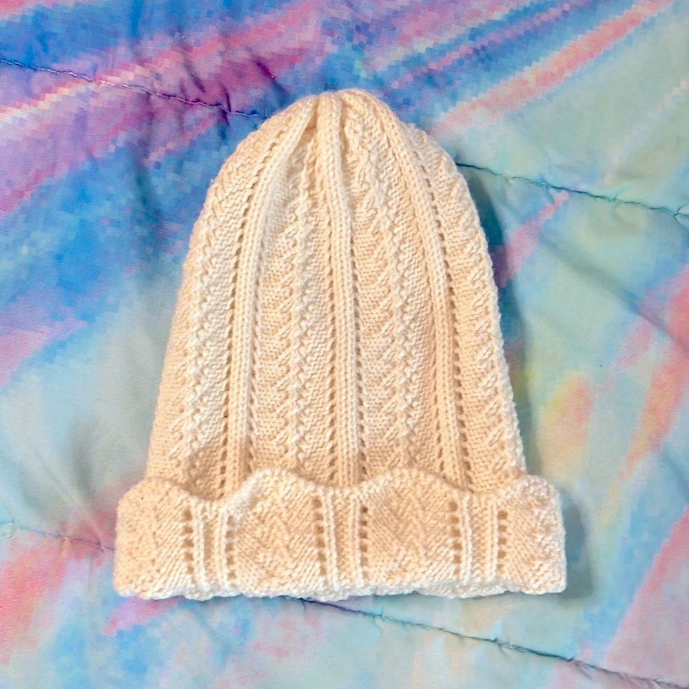 Fownes cream crochet hat with wavy edge. NWOT